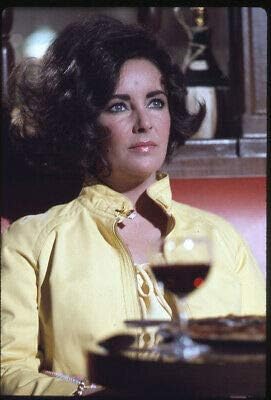 אליזבת טיילור עם זכוכית יין וינטג 'מקורי 35 ממ שקיפת שקיפות