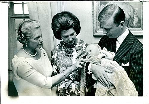 תצלום וינטג 'של הברון סילפברשיולד עם הנסיכה דזירה מחזיקה את בנו שזה עתה נולד קרל